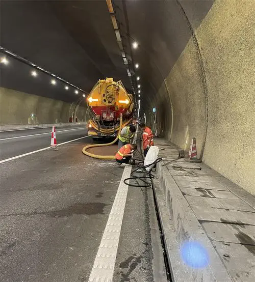 汤旺河隧道排水渠清淤